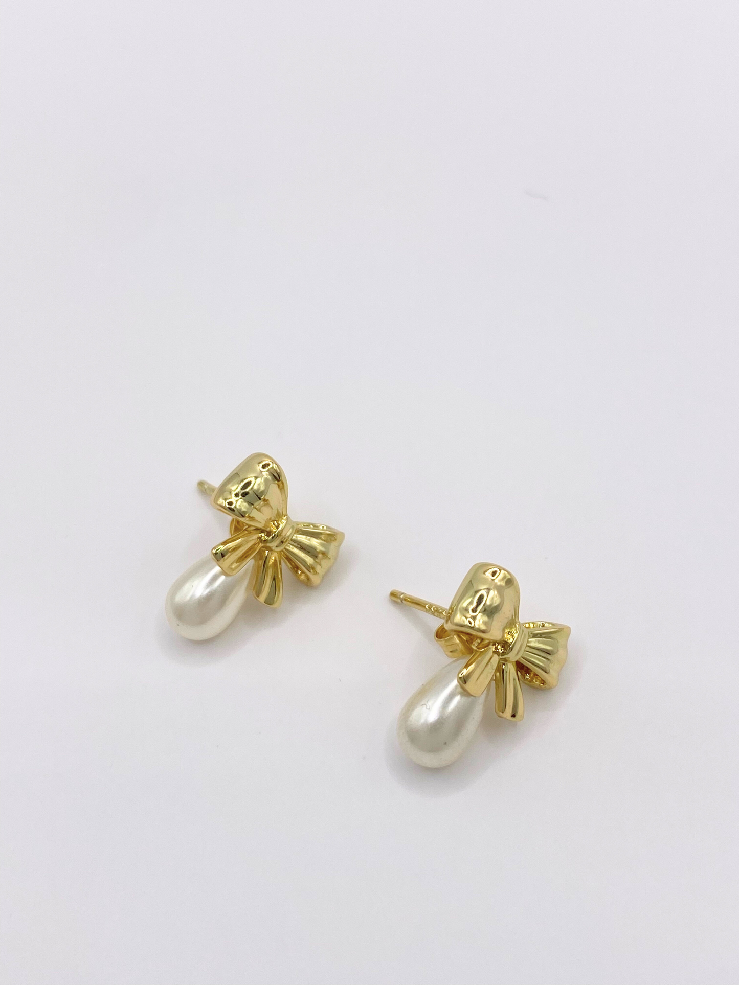 Pearl bow earring